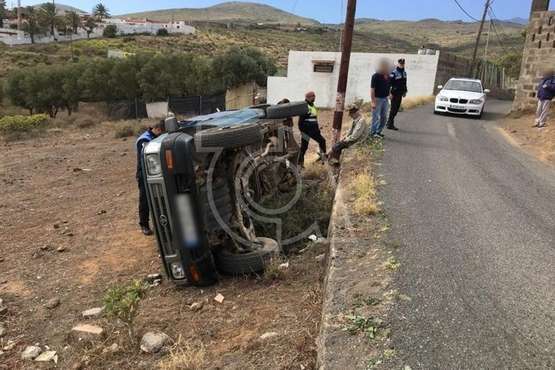 Una camioneta vuelca en Lomo Catela (Foto TA)